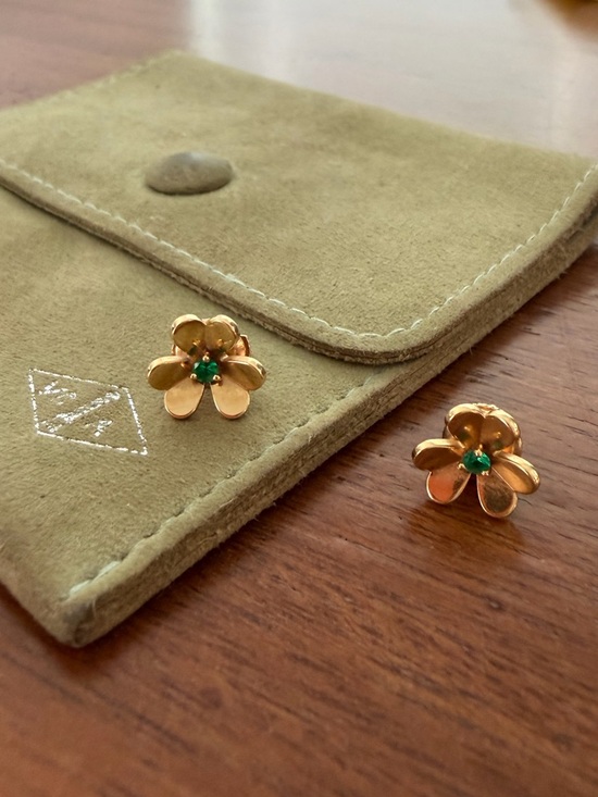 Van Cleef & Arpels Jewelry - Van Cleef & Arpels Frivole earrings, mini model, 18K Yellow Gold and Emerald